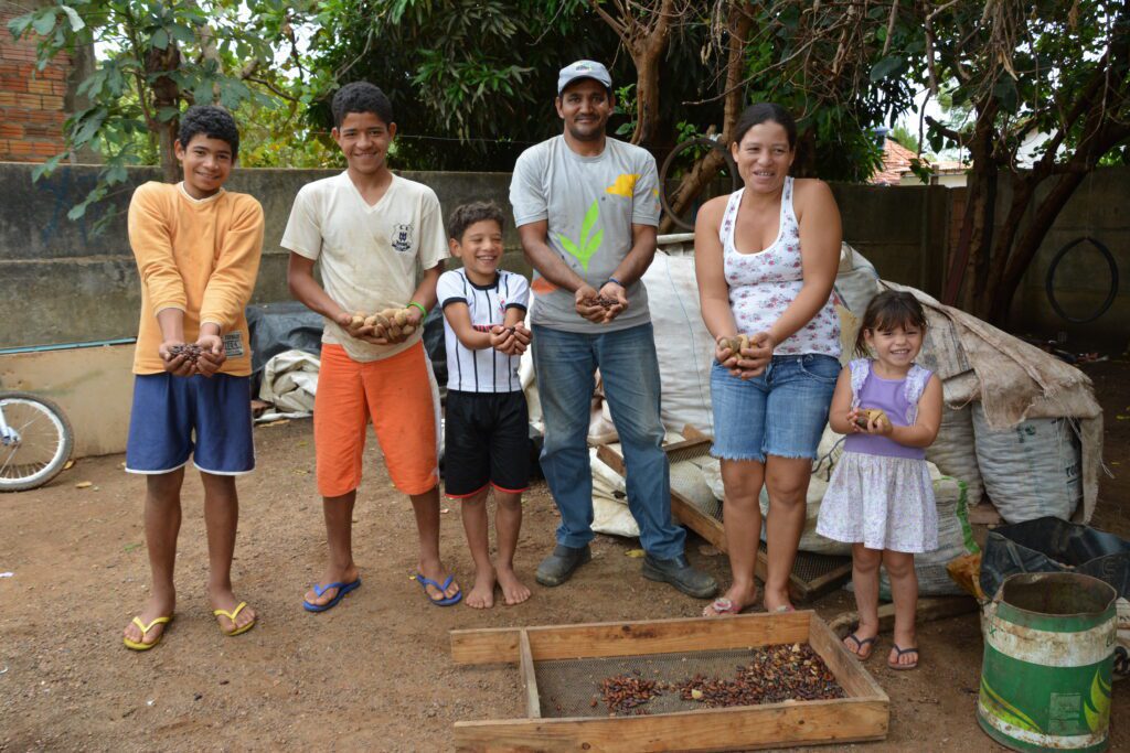 Uma feliz família coletora de sementes