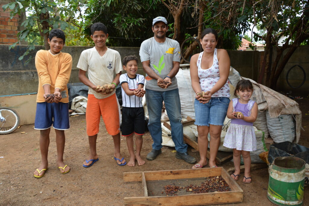 Uma feliz família coletora de sementes