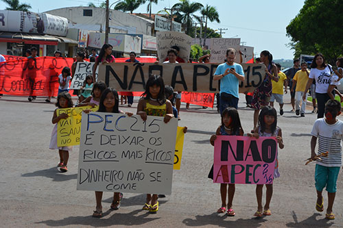 Indígenas do Xingu protestam contra a PEC 215