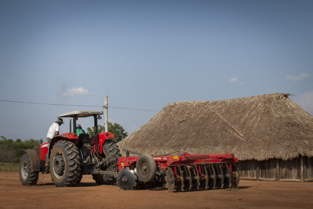Indígenas Kisêdjê recebem treinamento para operar trator agrícola recém adquirido